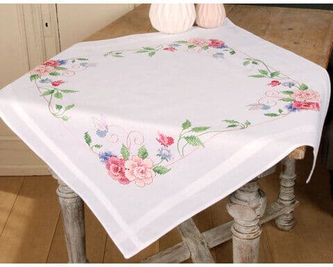 Stickmitteldecke "Rosen & Schmetterlinge"
