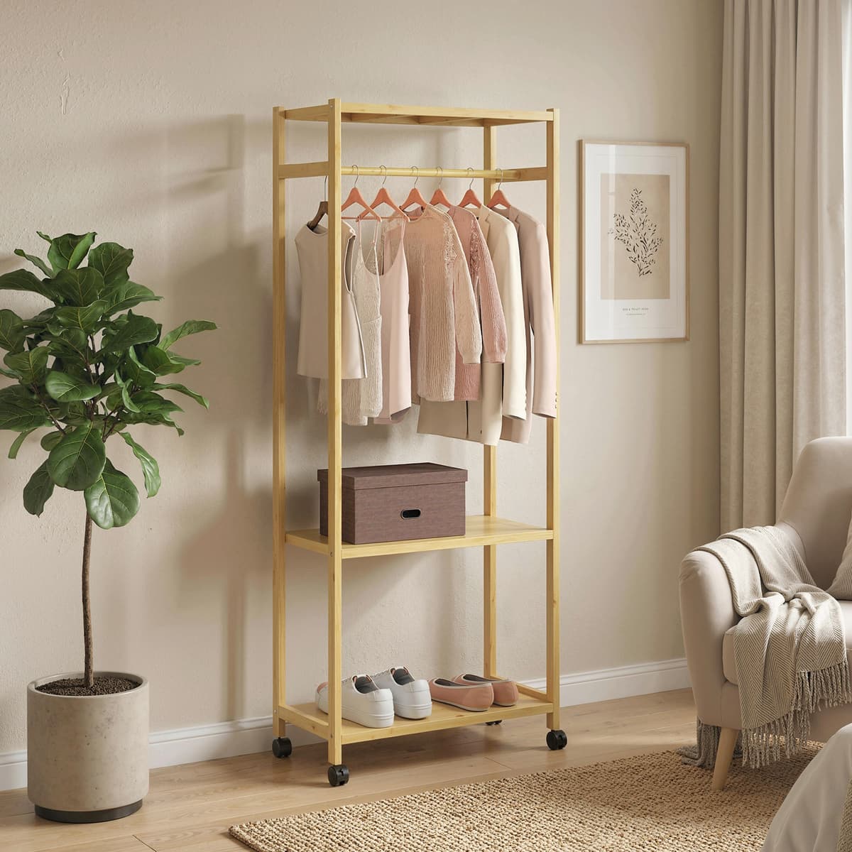 Homcom Stand Appendiabiti da Terra con Barra, Ripiani e 4 Ruote in Bambù, 70x35x175 cm, Legno Naturale   Aosom Italy