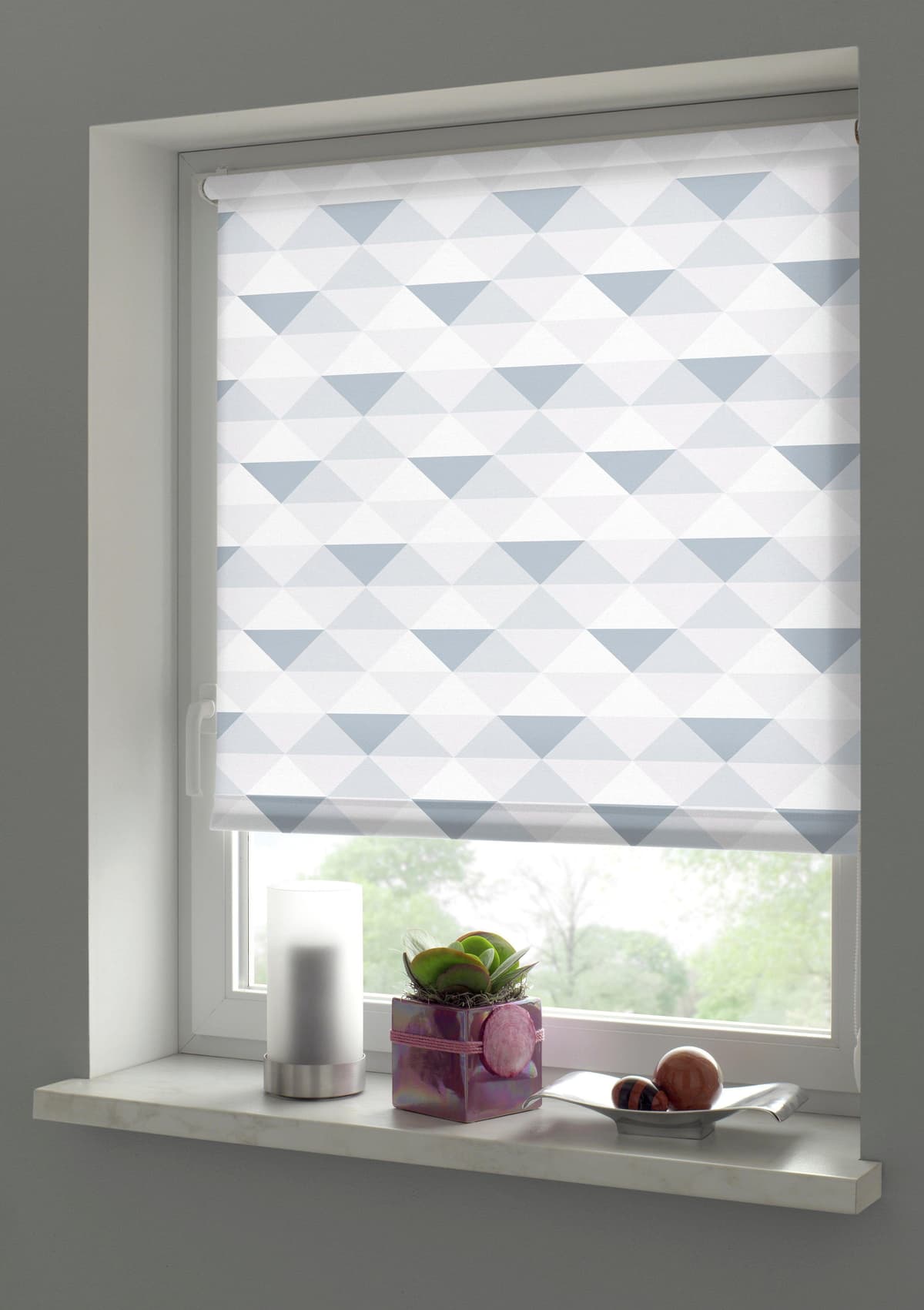 Seitenzugrollo GARDINIA "Easyfix Rollo Triangle" Gr. 3, grau (grau, weiß), B:45cm H:150cm, Polyester, Rollos, Seitenzugrollo, mit Triangle Motiv grau, weiß 150cm, einseitig verschiebbar, 45cm