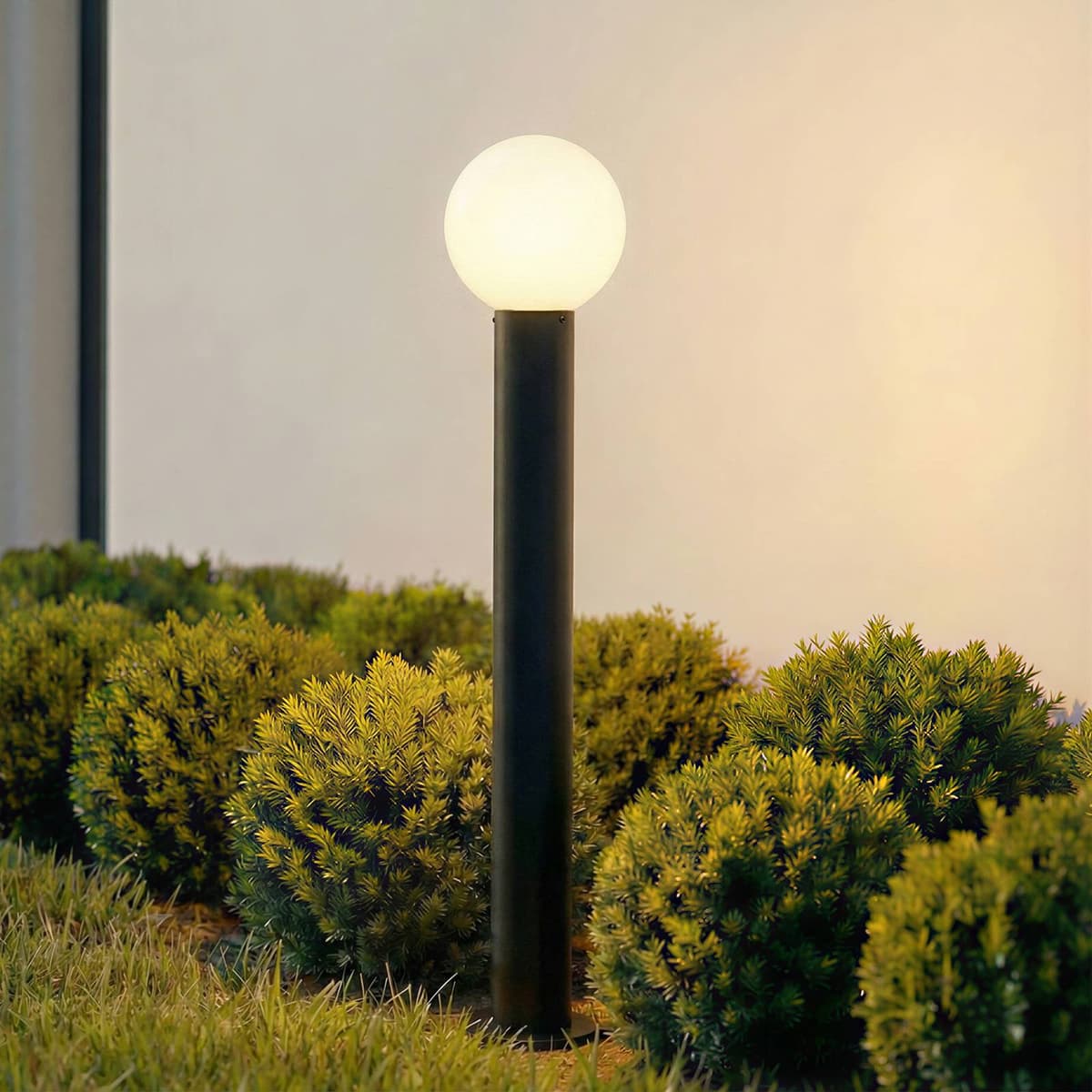 Wegeleuchte Dangan Lindby, dimmbar, weiß / opal, Glas, Modern, Außenleuchte
