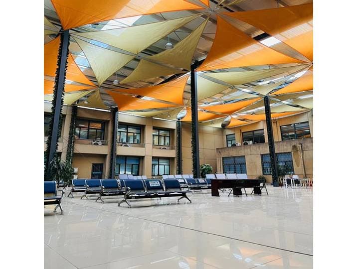 Voile d'ombrage triangulaire en HDPE 4x4x5,65 m avec un taux d'ombrage de 95 % pour piscine, camping, patio, protection estivale du jardin