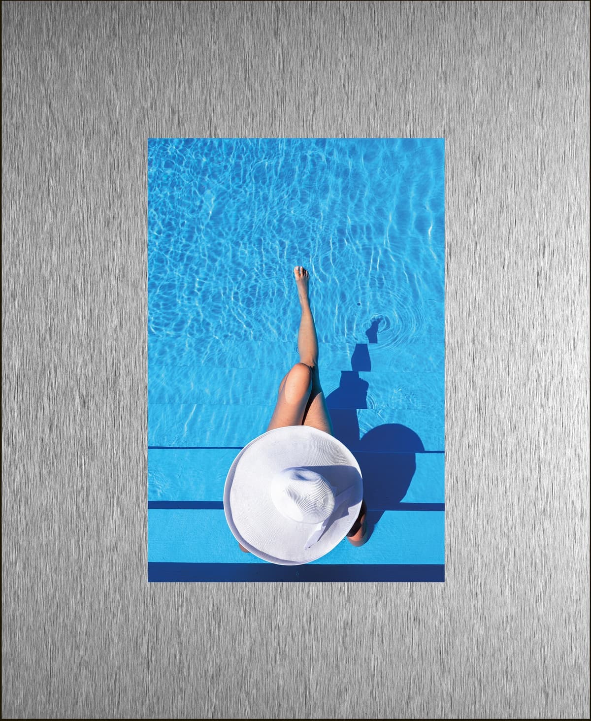Bild QUEENCE "Trend Wandbild, Wandkunst, Kunstdruck "Pool", blau (farbe rahmen: schwarz, farbe bild(er): silber), B:50cm H:40cm T:1,5cm, Aluminium, Bilder, Bild, inkl. Passepartout aus hochwertigem Aluminium und schwarzem Rahmen