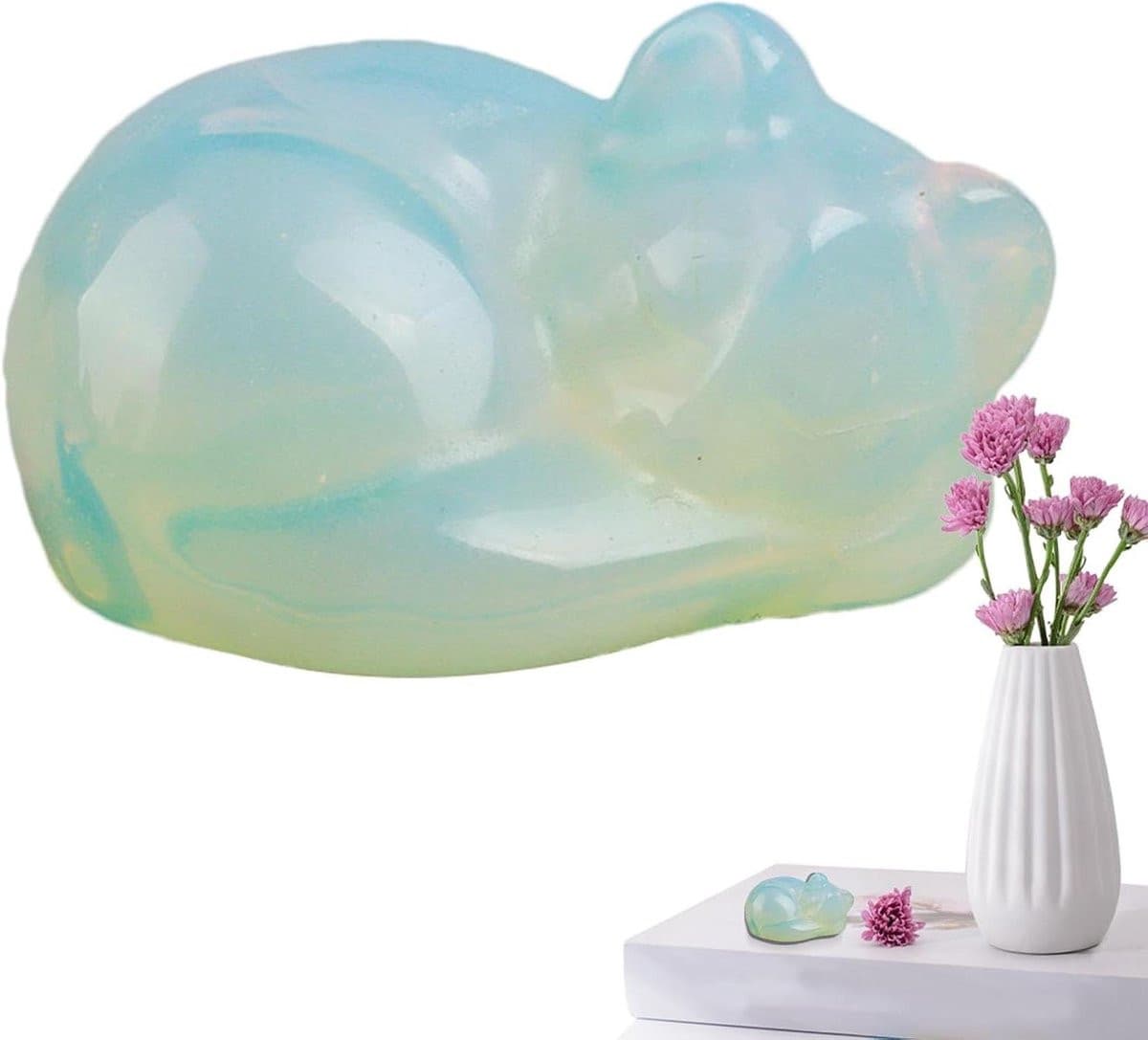 Kristallen beeldje van een slapende kat als decoratieve geluksbrenger voor op een tafel of bureau