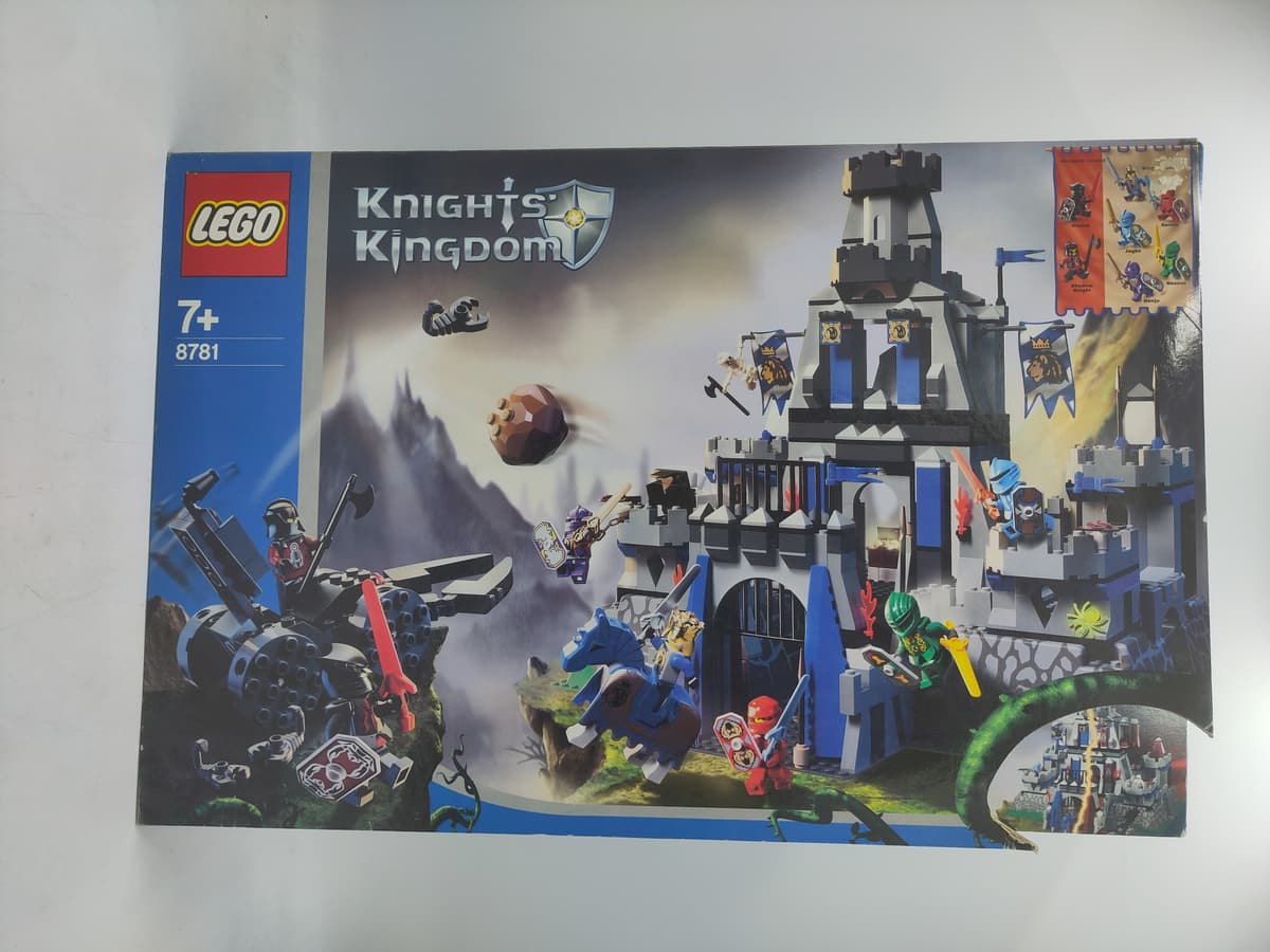 LEGO 8781 Castle of Morcia LEGO Anzahl Anleitungen: 1, Thema: LEGO Castle, Anzahl Minifiguren: 8, Veröffentlicht in: 2004, Altersberatung: 7+, Zahl: 8781-1, UPC: 673419034357, Gewicht: 2.327 KG, Verpackungsmaße (lxbxh): 57.5 x 38.3 x 11 cm, Anzahl Teile: 594, EAN: 5702014366152