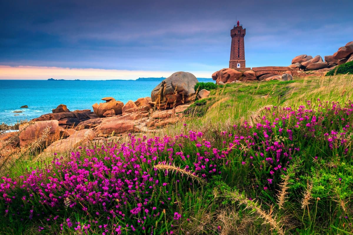 Fototapete PAPERMOON "LEUCHTTURM-BRETAGNE BLUMEN WIESE MEER OZEAN KÜSTE BERGE", bunt, B:2m L:1,49m, Vlies, Tapeten