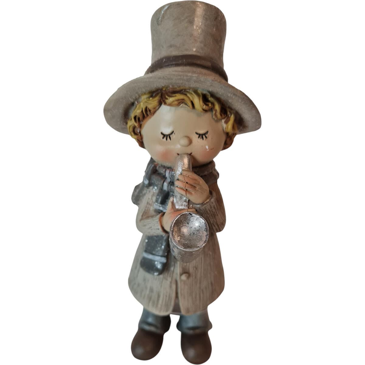 Eine graue Figur eines Jungen mit Hut und Schal spielt Saxophon,