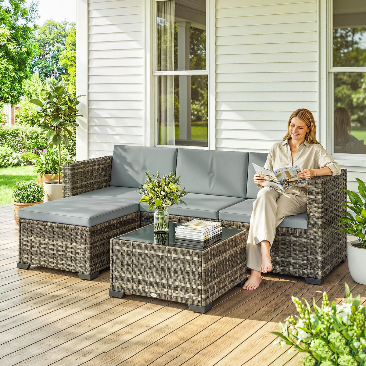 Outsunny Set da Giardino Esterno in Rattan 5 Pezzi con Cuscini 2 Poltrone Angolari Poltrona senza Braccioli Poggiapiedi e Tavolino   Aosom Italy