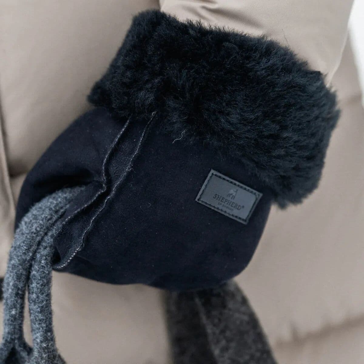 Shepherd of Sweden Shepherd Furuvik Votter Sort (Medium)