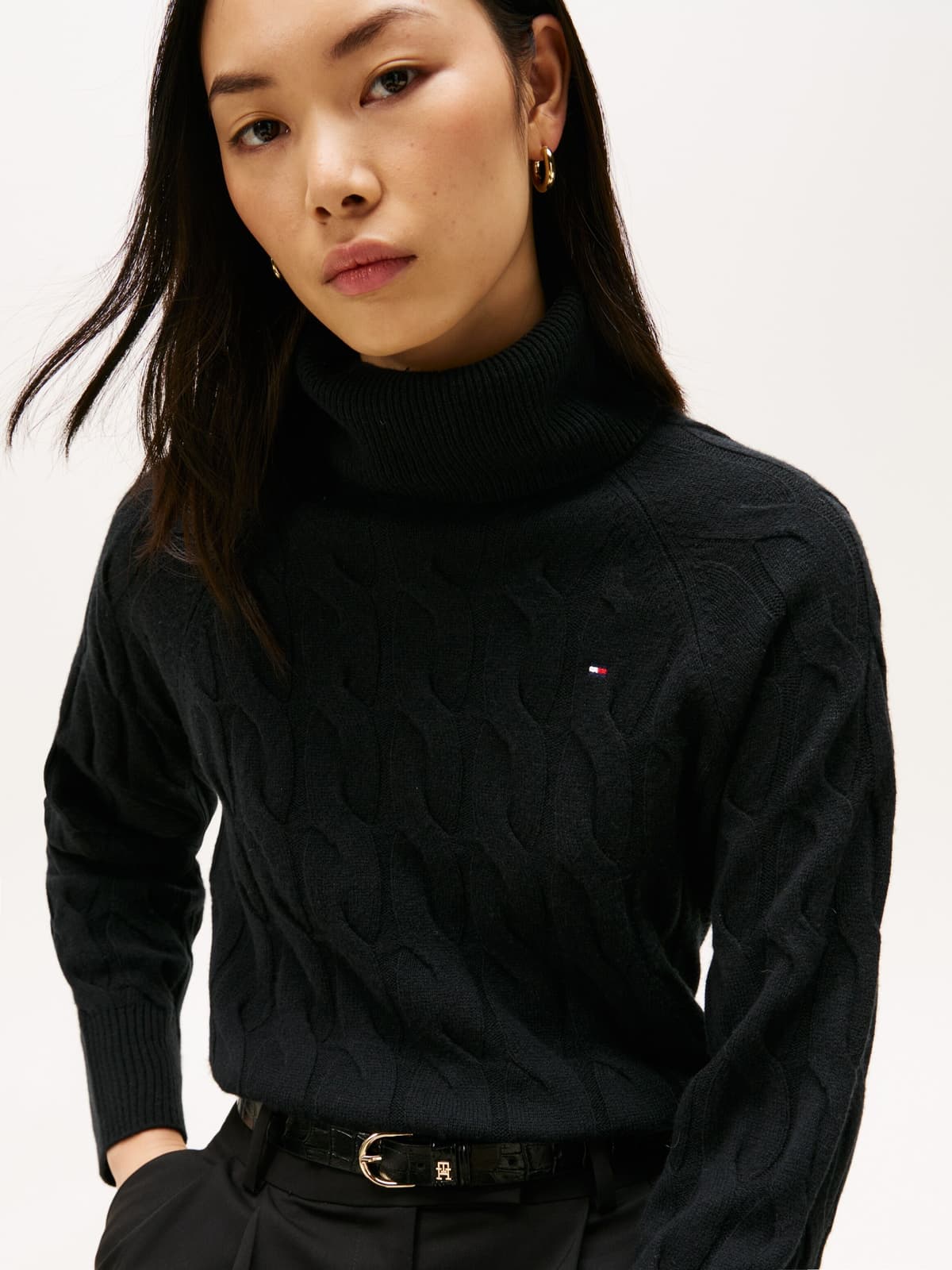 Rollkragenpullover TOMMY HILFIGER "SOFT WOOL CABLE ROLL-NK LS SWT", Damen, Gr. XS (34), schwarz, Strick, Obermaterial: 100% Wolle, unifarben, normal, Rundhals, Raglanärmel, Pullover Rollkragenpullover, aus Wolle, Zopfmuster schwarz XS (34)