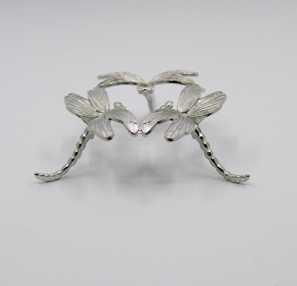 Zilverkleurige metalen edelsteenhouder met libelle ontwerp