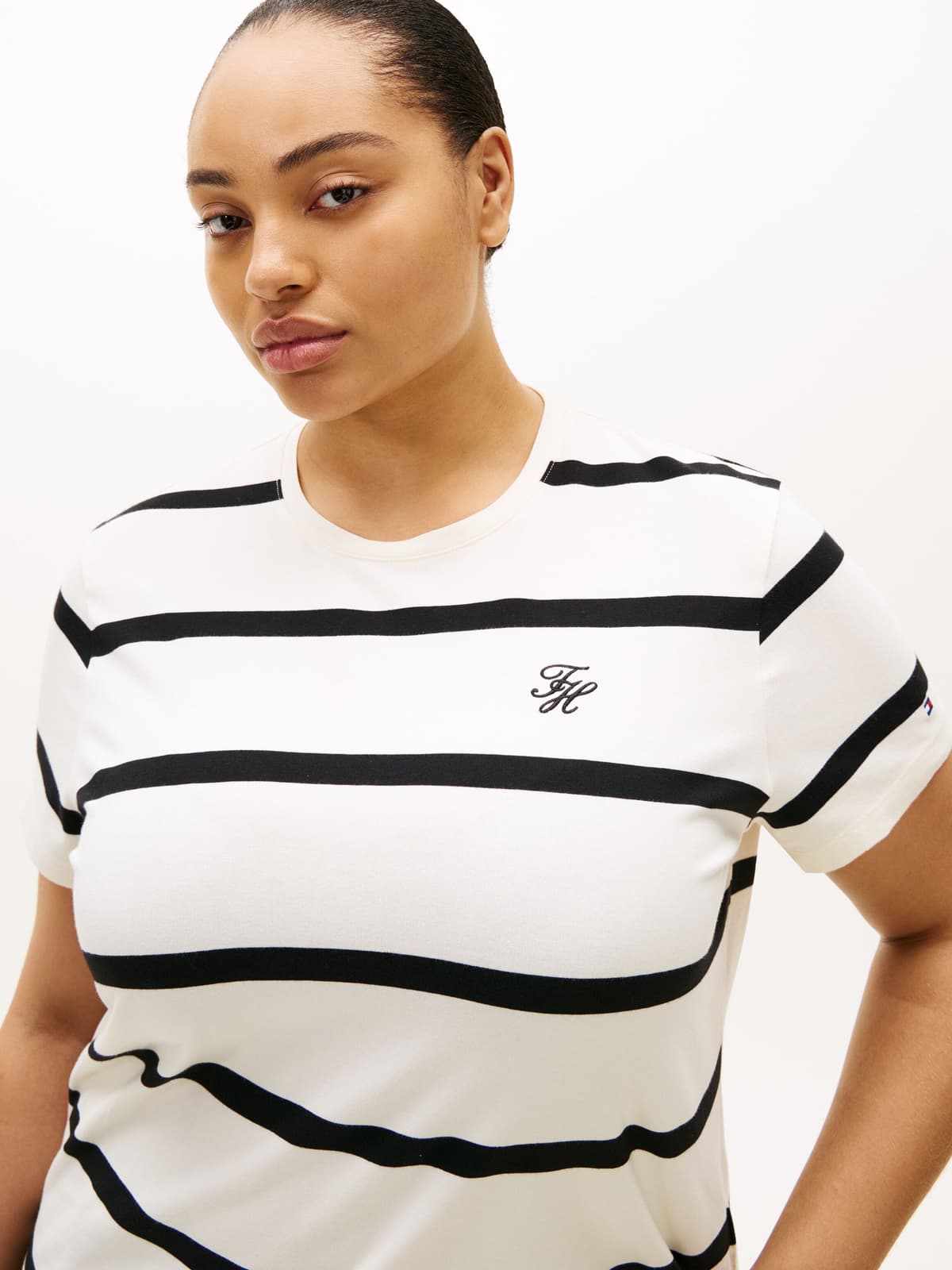 Kurzarmshirt TOMMY HILFIGER CURVE "CRV TH SCRIPT REG C-NK SS TEE", Damen, Gr. 54, schwarz-weiss (calico, schwarz stp), Single Jersey, Obermaterial: 95% Baumwolle, 5% Elasthan, gestreift, Rundhals, Shirts Kurzarmshirt, in grossen Grössen calico, schwarz st