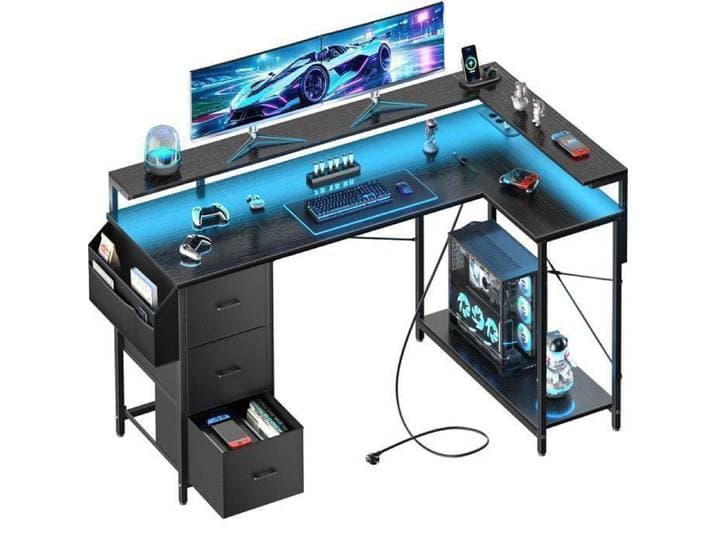 ECOFURNIX Bureau Gaming LED en L 138 cm Bureau d'Ordinateur avec 3 Tiroirs en Tissu Prises de Courant et Support de Moniteur Noir