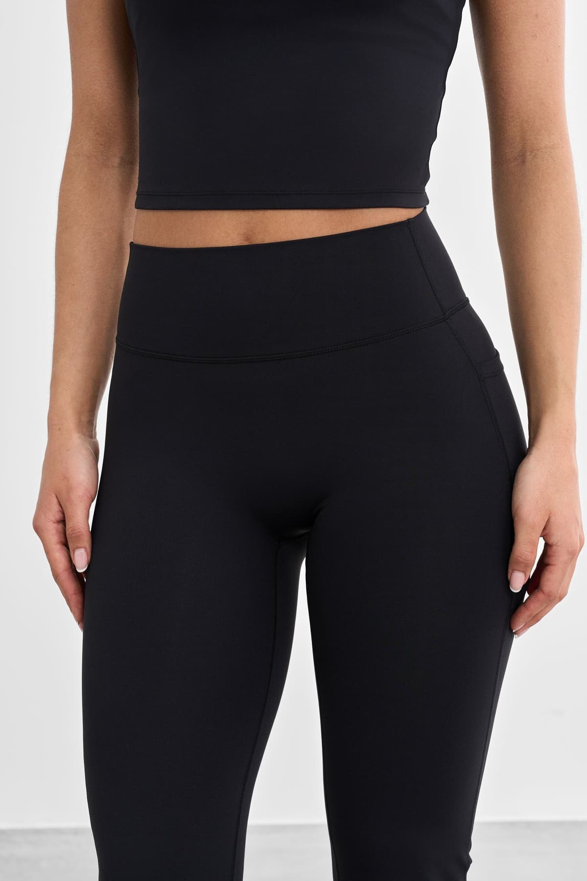 Famme Signature Flared Pocket Leggings Black S