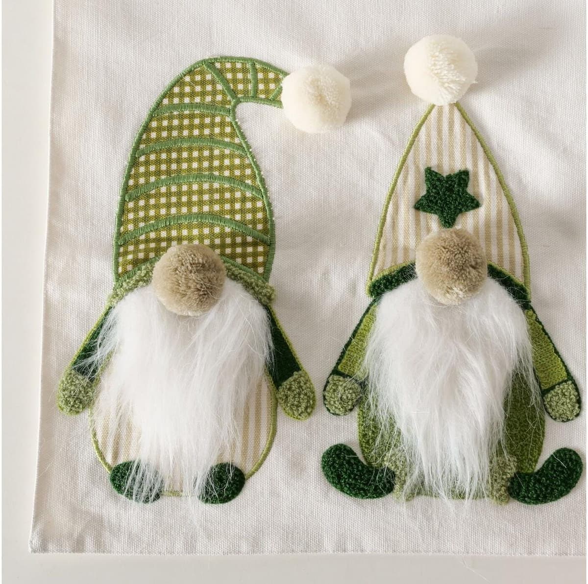 Tischläufer BOLTZE "Wichtel Svari 144 x 40 cm", grün (bunt), B:40cm L:144cm, Polyester, Tischdecken, Tischläufer bunt B/L: 40cm x 144cm