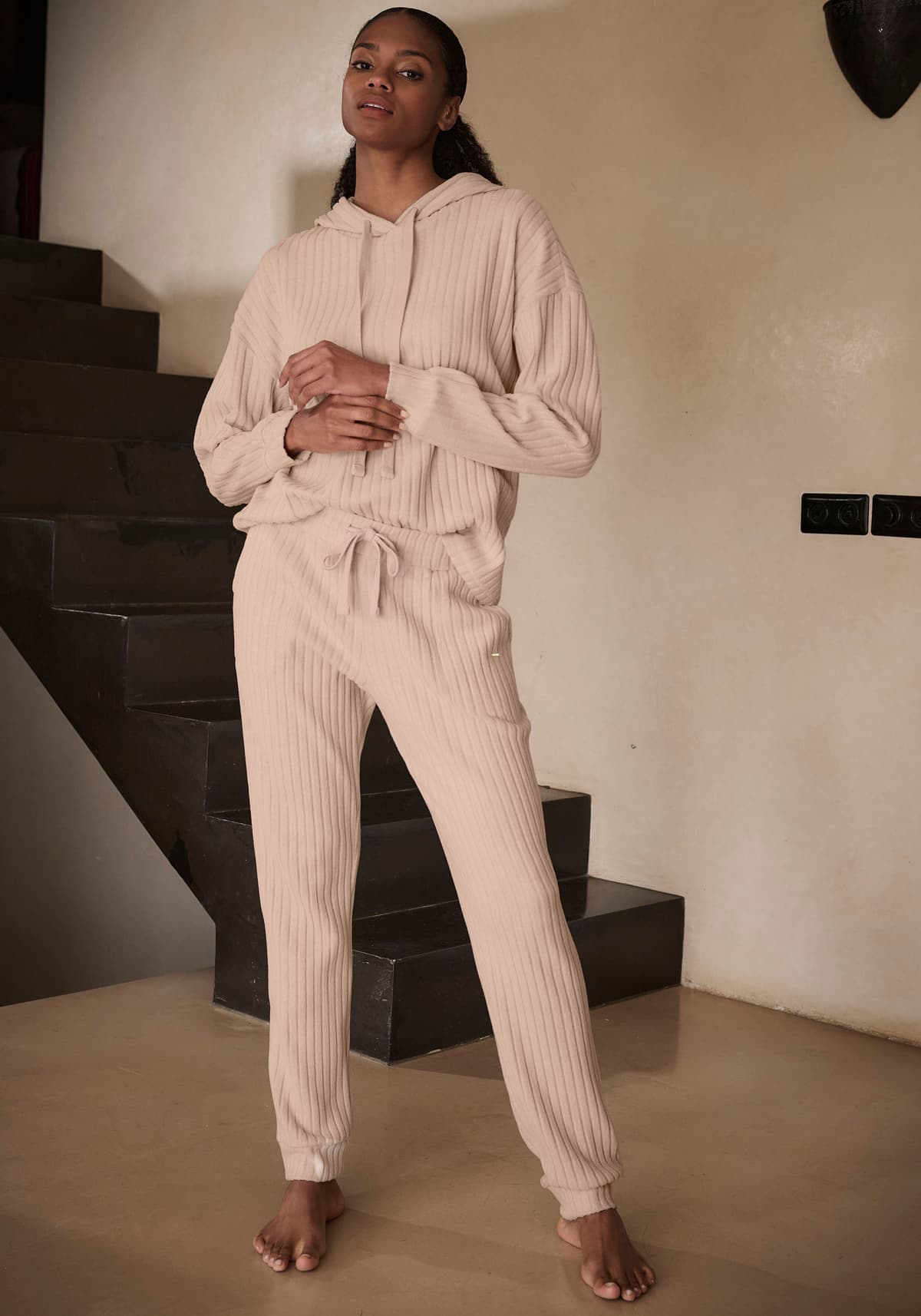 Homewearhose LASCANA, Damen, Gr. 44/46, N-Gr, beige (sand, meliert), Rippware, Obermaterial: 56% Polyester, 41% Viskose, 3% Elasthan, meliert, unifarben, Basic lang, Hosen Homewearhose, Lounge-/ Strickhose mit praktischen Taschen, Loungewear sand, meliert