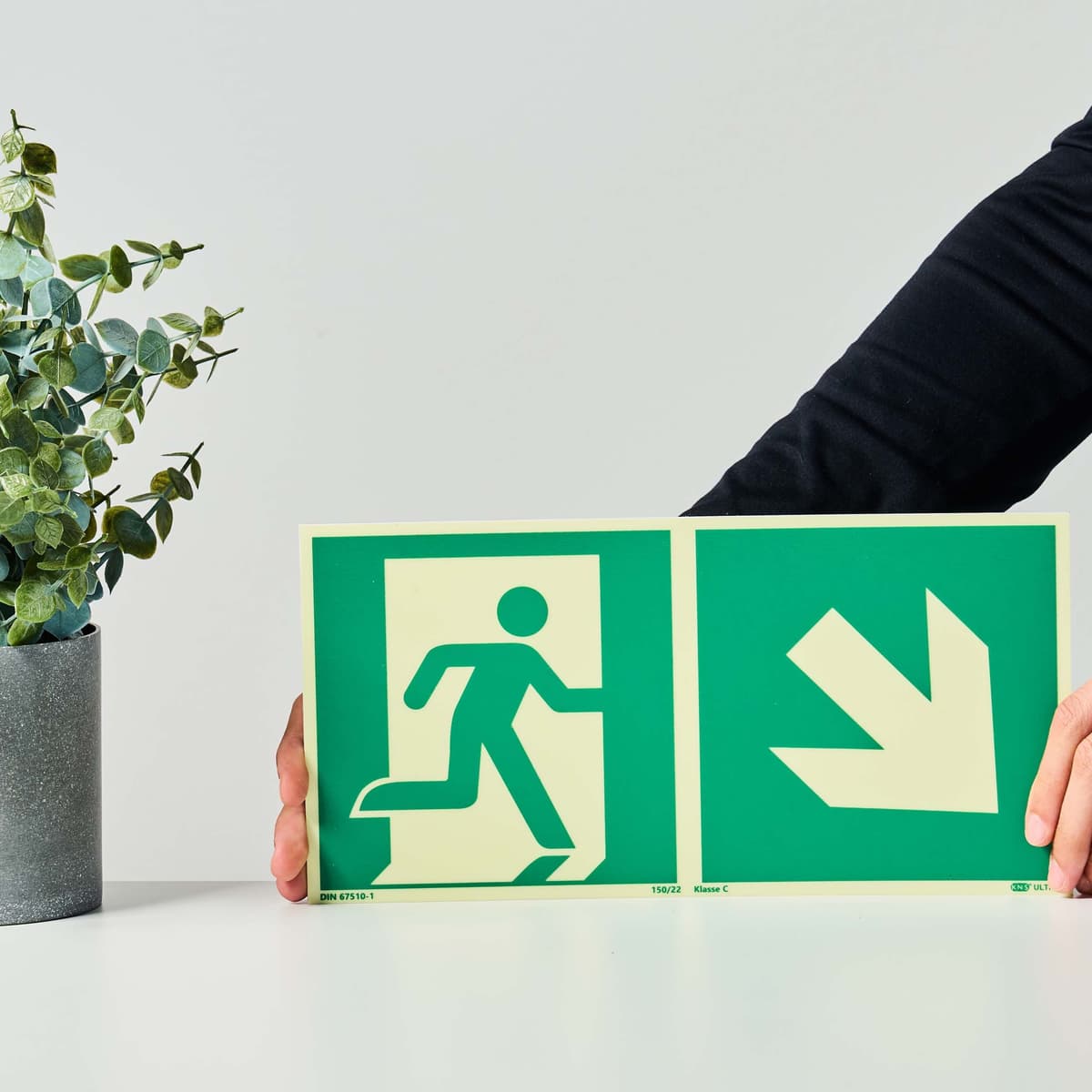 1 Señal Salida de emergencia, fotoluminiscente, plástico, ISO 7010 derecha hacia abajo, verde, blanco