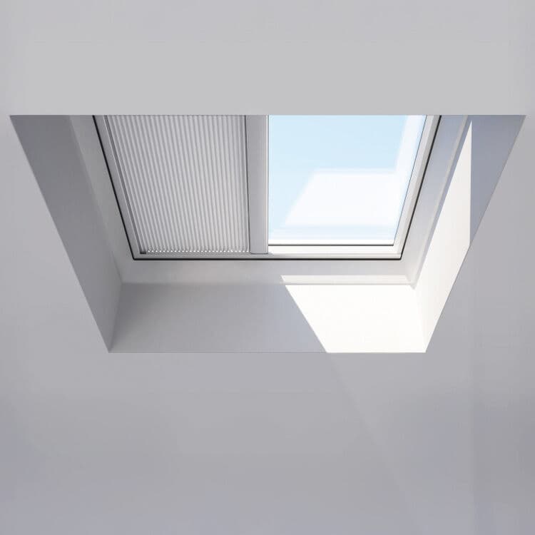 RoofLITE+ Fenêtre pour toit plat, Électrique, Extérieur RAL 7043 / intérieur Blanc, 60 x 60 cm, store intérieur solaire Blanc, à configurer sur mesure