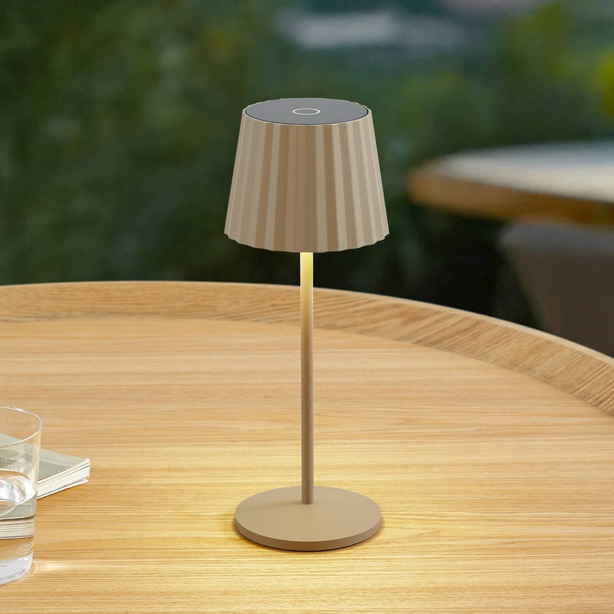 Lindby LED-batteridrevet bordlampe Esali, beige, metal, IP65 Esali Lindby, dæmpbar, Creme/amber, Stue/spisestue, Aluminium, Moderne