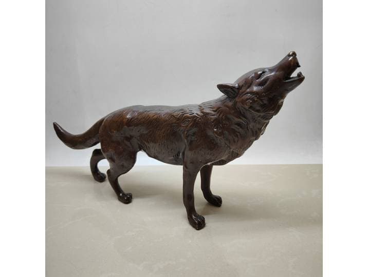 Ornement Artisanal en Laiton Vieilli pour Décoration de Salon, Collection Antique, Motif Loup en Cuivre Violet Vieilli