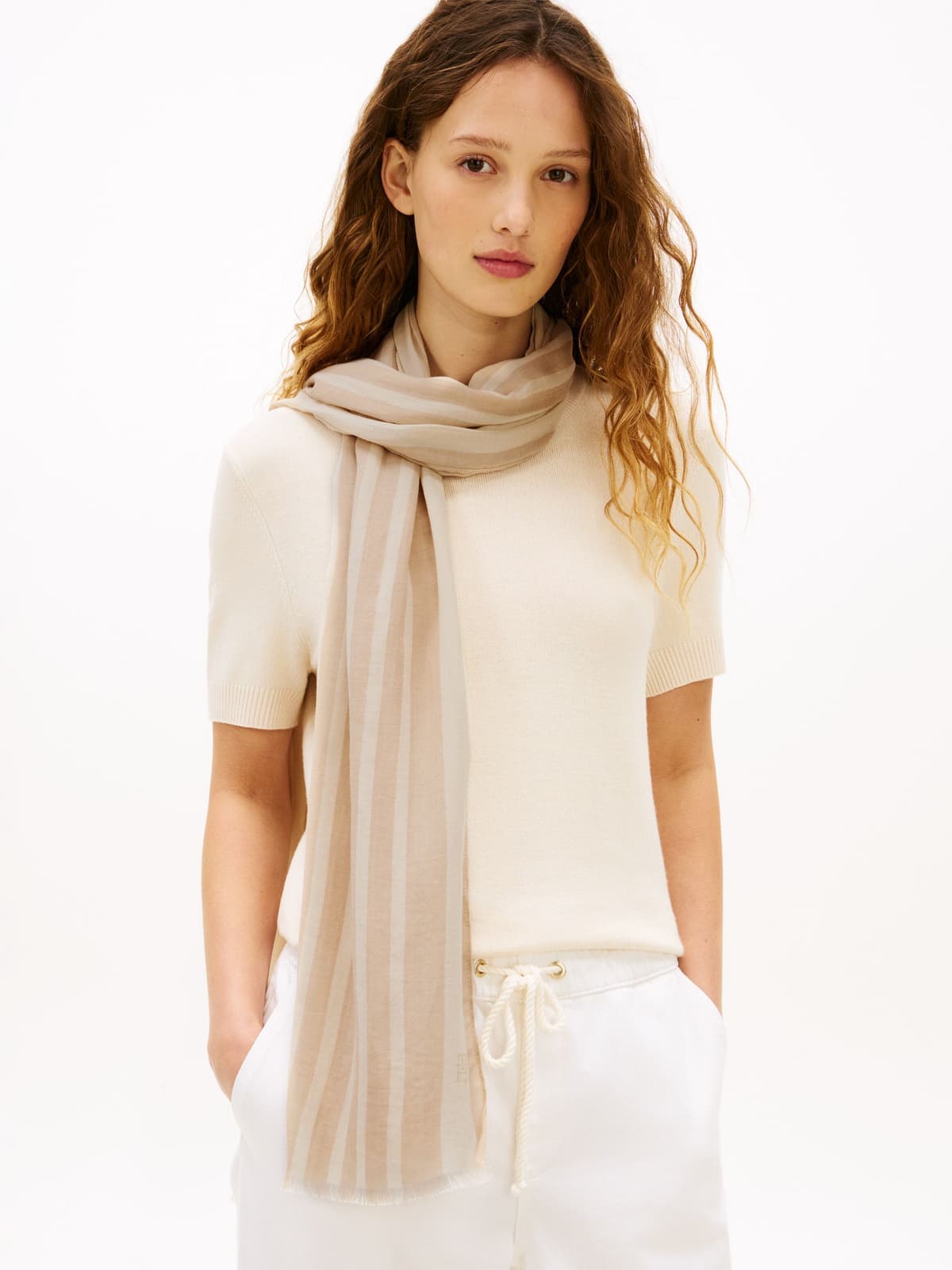 Modeschal TOMMY HILFIGER "ELEVATED CHIC", Damen, beige (classic beige), Web, Baumwollmischung, gestreift, Modetücher Modeschal, Einheitsgrösse classic beige Einheitsgröße