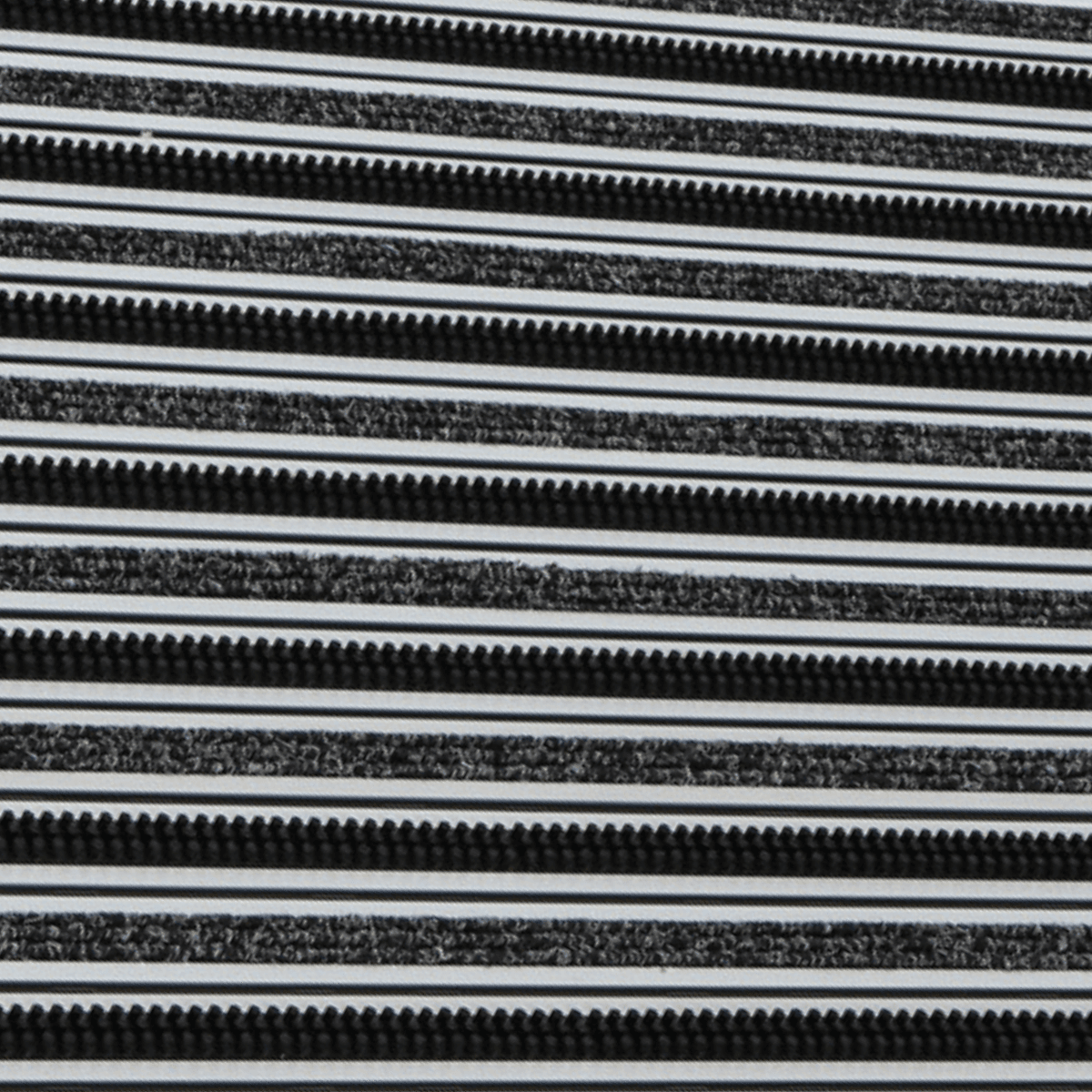 B2B Partner Aluminiowa mata czyszcząca ze szczotkami, wkładem dywanowym i listwą najazdową, 120 x 80 cm, czarna