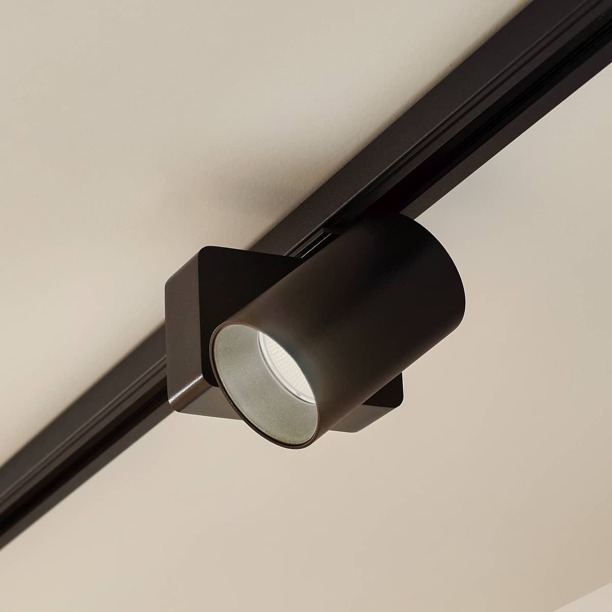 Lindby LED-Schienenstrahler Linaro/Brinja, schwarz, 1-Phasen Linaro/Brinja, schwarz, für Wohn- / Esszimmer, Aluminium, Modern, Stromschienenleuchte