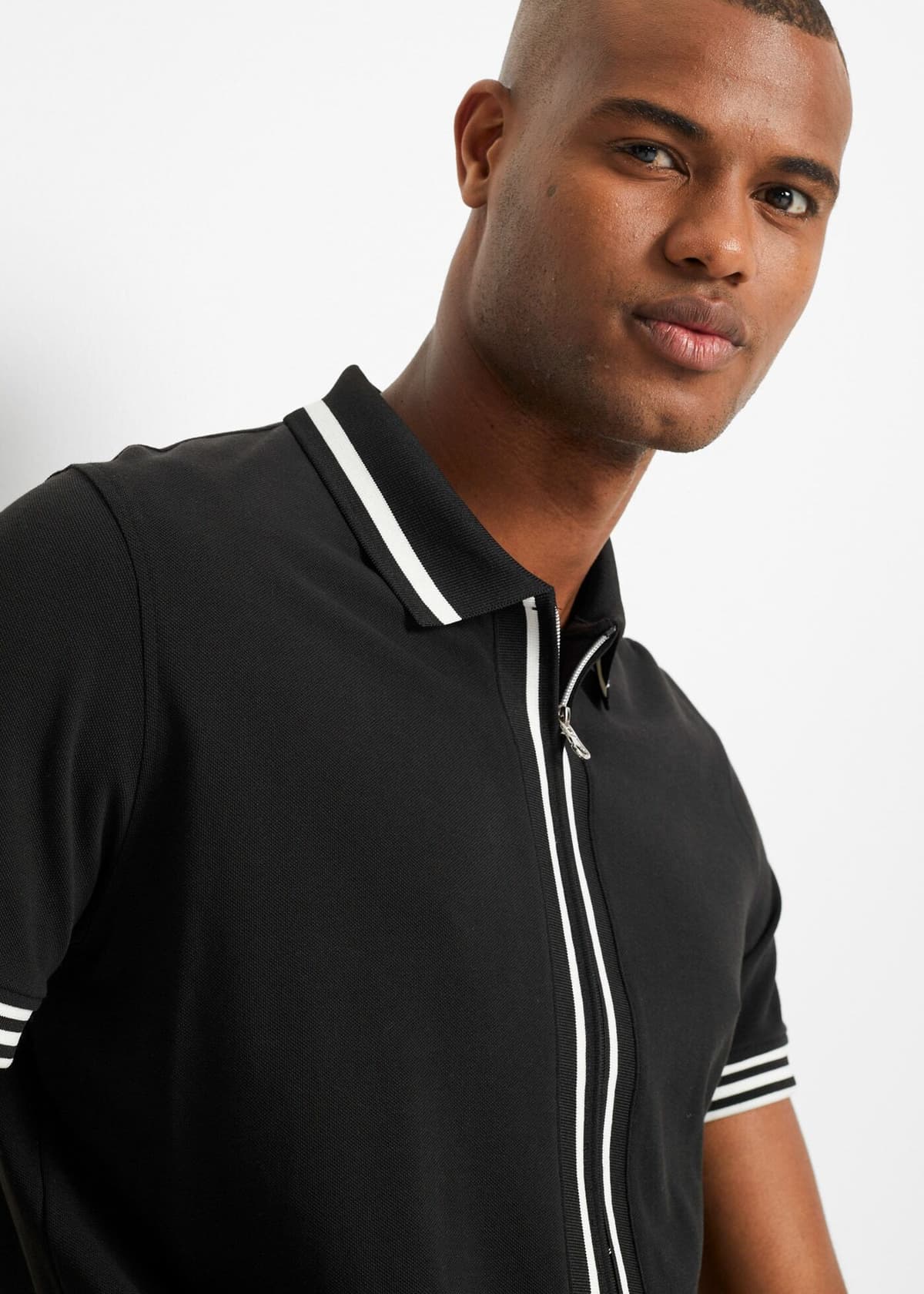 Poloshirt BONPRIX, Herren, Gr. 56/58 (XL), schwarz, Piqué, Obermaterial: 100% Baumwolle, kontrastfarbene Details, unifarben, regular fit hüftbedeckend, Rundhals, Rippbündchen kontrastfarben, Shirts Poloshirt, Kurzarm, mit Reißverschluss, aus reiner Baumwo
