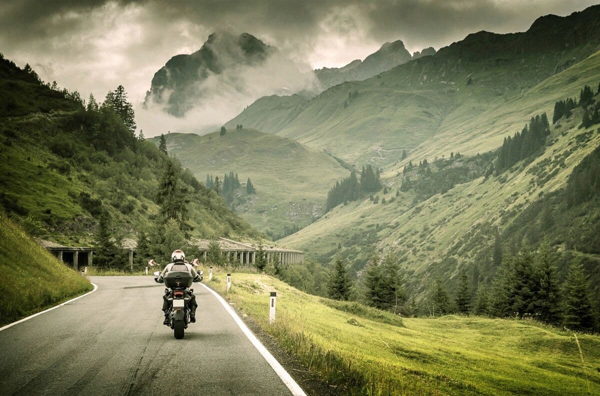 Fototapete PAPERMOON "Motorrad in Landschaft", bunt, B:4,5m L:2,8m, Vlies, Tapeten, Fototapete bunt B/L: 4,5m x 2,8m, Bahnen: 9 Stk.