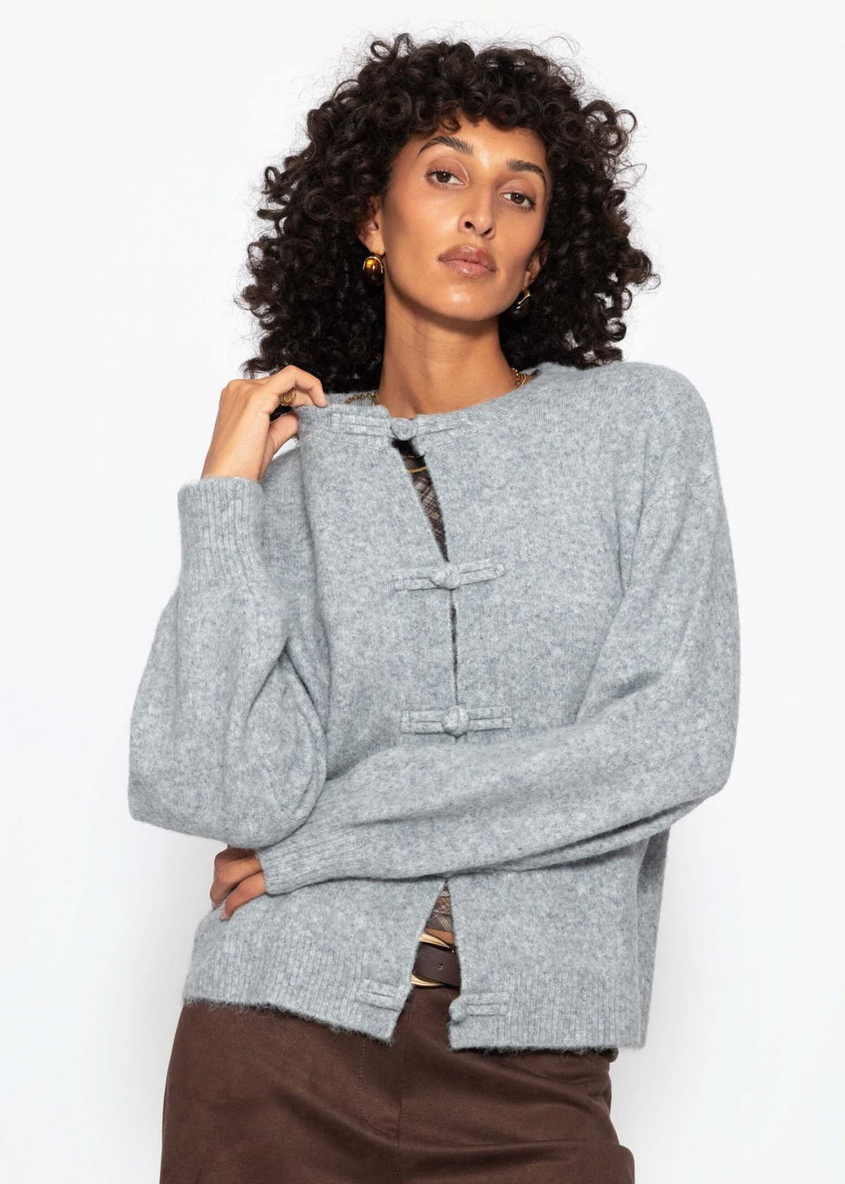 Cardigan SASSYCLASSY "Strickjacke mit Knebelverschluss", Damen, Gr. M, grau, Strickjacken Cardigan, Weiche Jacke aus Wolle mit Rudhals und langen Armen in Grau