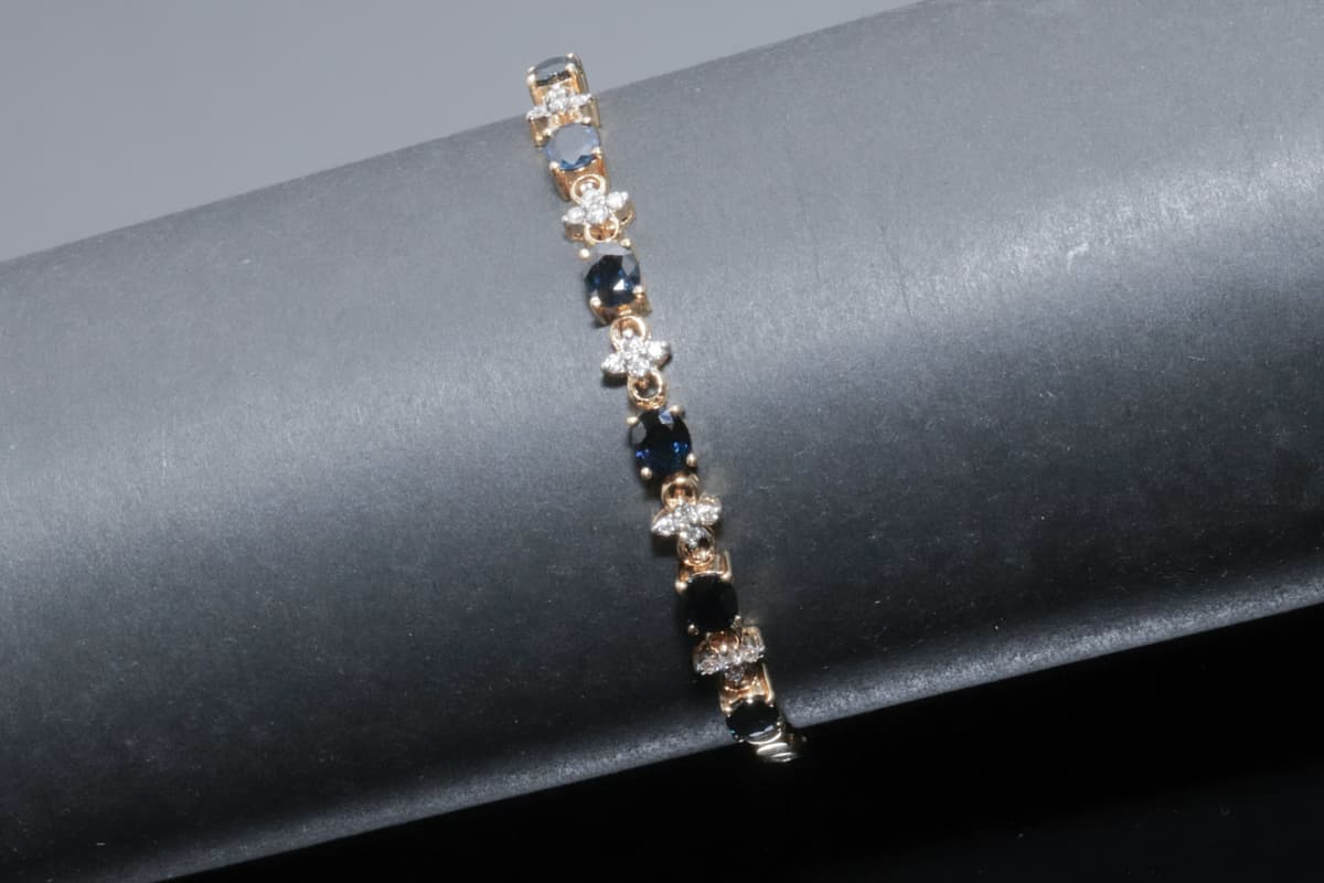 Sero Guld Armbånd med diamanter og blå safirer i 18 karat guld