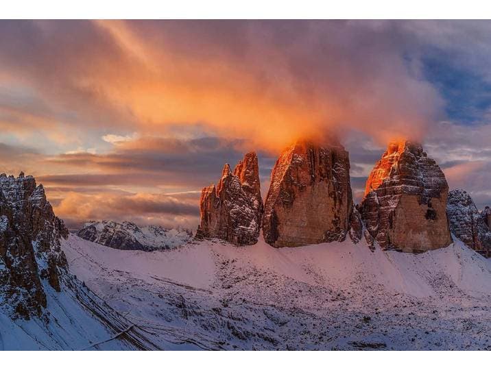 Fotobehang Mountain Peaks in Italy DD118909 A.S. Création Designwalls Geel Vlies 384 X 260 cm (8 delen) Fotobehang