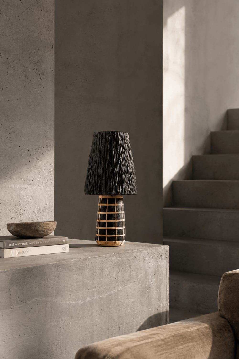 Bazar Bizar Lámpara de mesa de terracota y hierba en negro y marrón 25x25x56cm