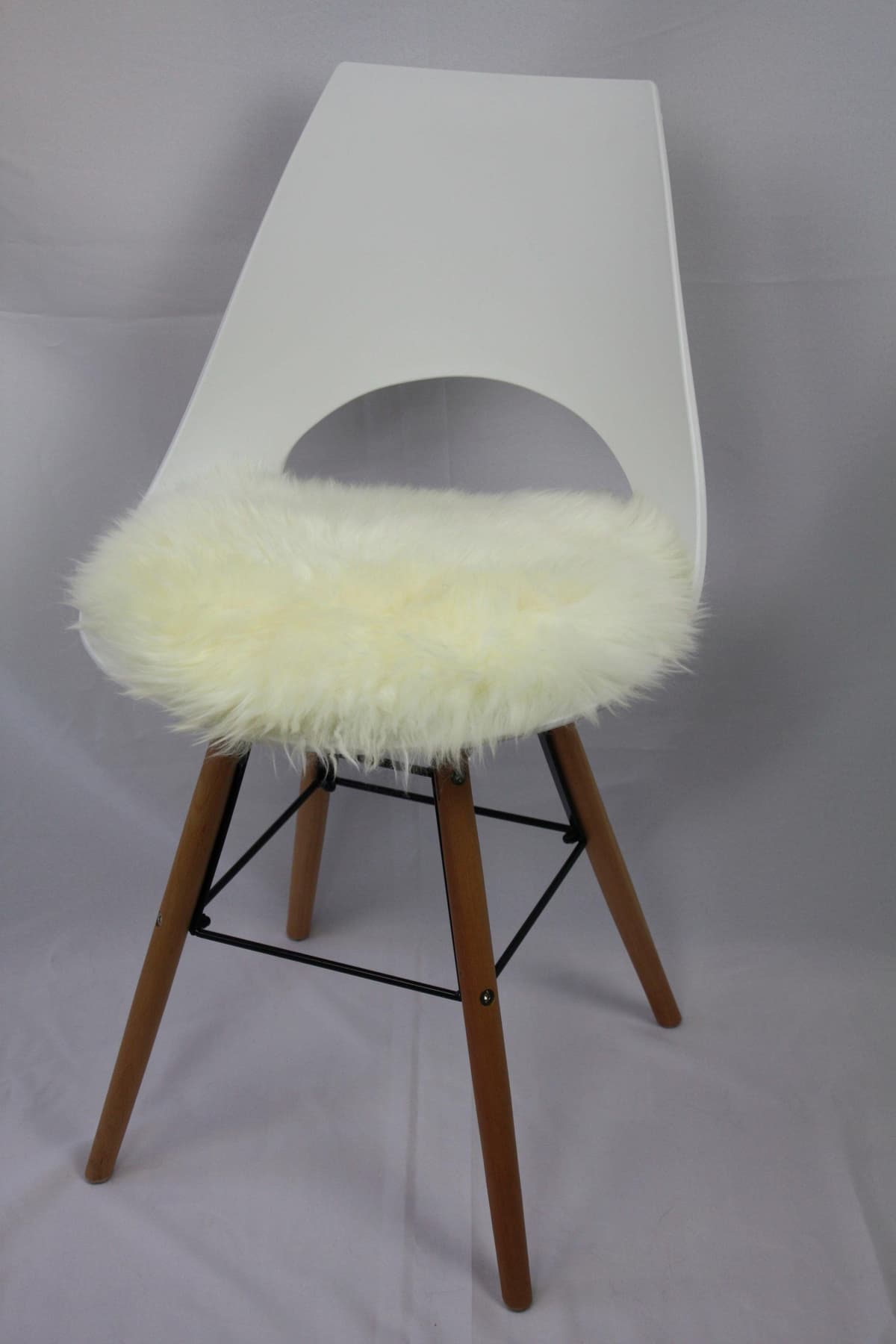 Stuhlkissen HEITMANN FELLE "Lamm, Sitzauflage rund" Gr. 41, weiss (naturweiß, felloptik unifarben), B:45cm L:45cm Ø:45cm, Lammfell, Dekokissen_Sitzkissen_Kissenhüllen, Stuhlkissen, Ø 45 cm, echtes Lammfell, waschbar, auch als 2er oder 4er Set naturweiß, f