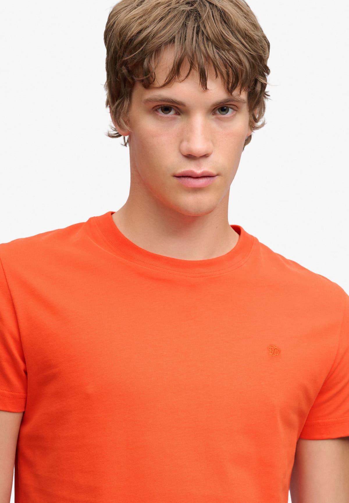 Rundhalsshirt SUPERDRY "ESSENTIAL SDCO LOGO EMB TEE", Herren, Gr. XL, orange (solar orange, schwarz orange), Single Jersey, Obermaterial: 100% Baumwolle, unifarben, regular fit normal, Rundhals, Shirts Rundhalsshirt, Baumwolle, regular fit solar orange, s