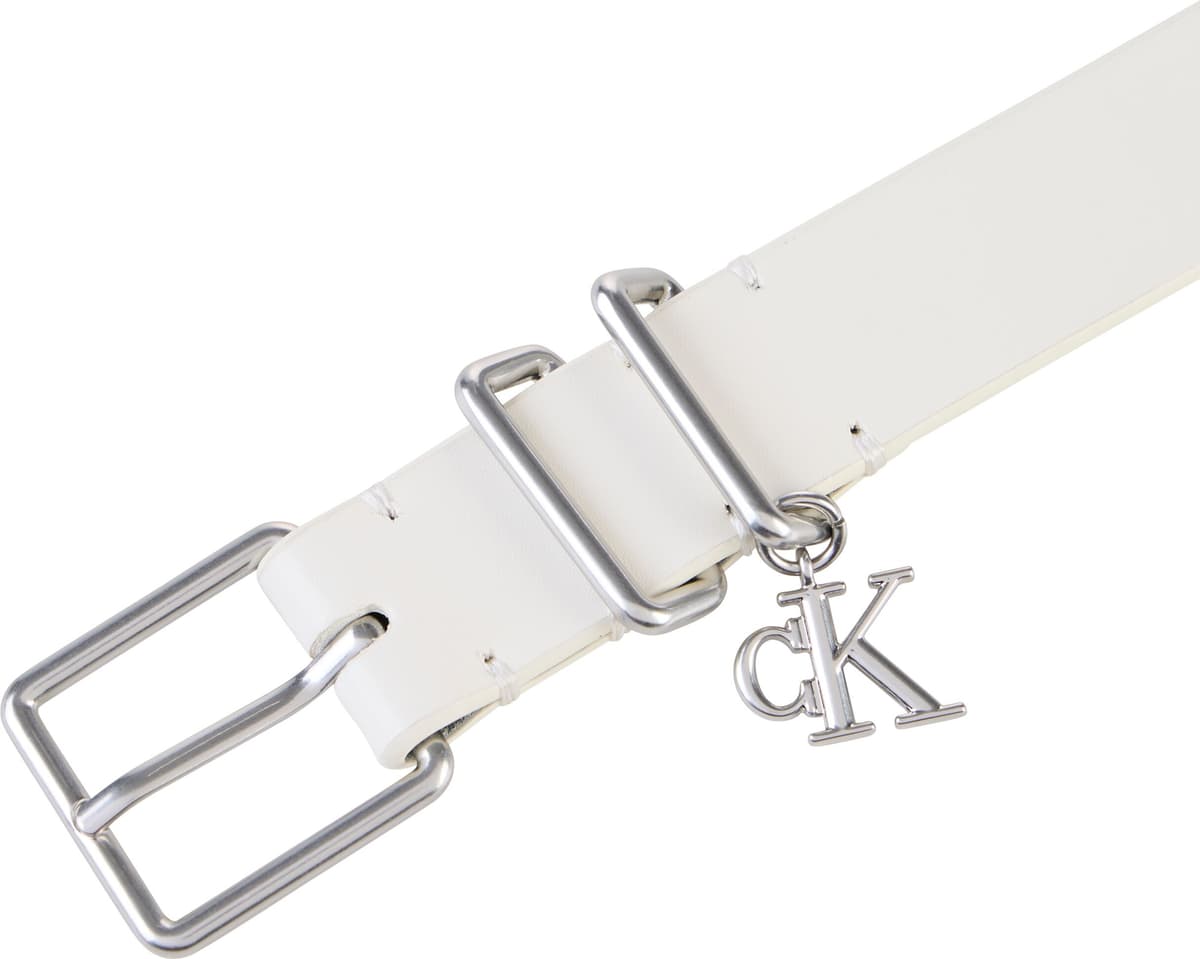 Ledergürtel CALVIN KLEIN JEANS "MONOGRAM CHARM KEEPER BELT 25MM", Damen, Gr. 115, weiss (weiß alyssum), Rindsleder, unifarben, Gürtel Ledergürtel, Regular fit mit Anhänger weiß alyssum 115