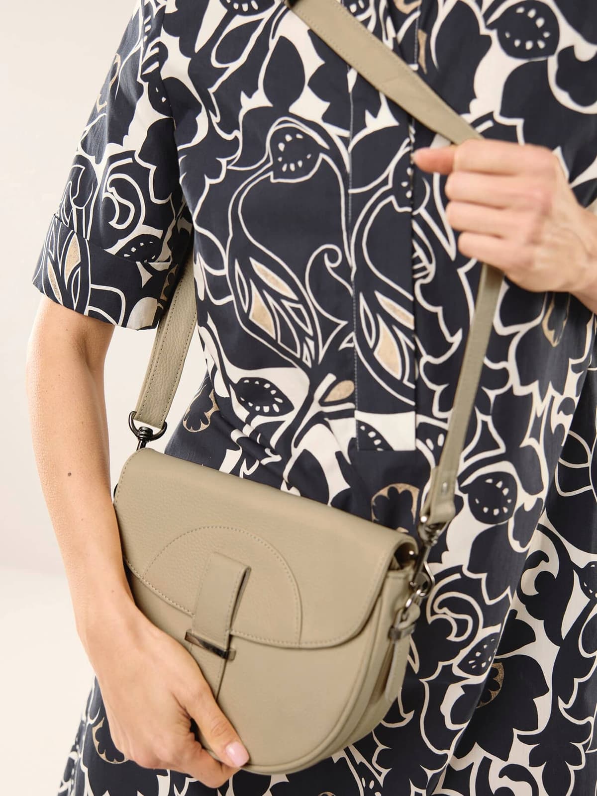 Walbusch Leder Handtasche, , Farbe Beige, 01, genarbtes Rindleder mit Reißverschluss verschließbar Damen