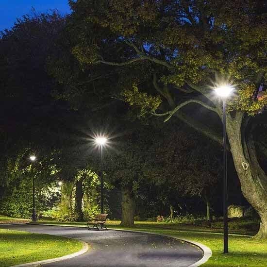 V-Tac Vt-45w Lampione Led Lampada Solare Da Giardino A Batteria Con Pannello Fotovoltaico E Sensore Integrato 4000k Con Telecomando Rf Ip65 - Sku 5150