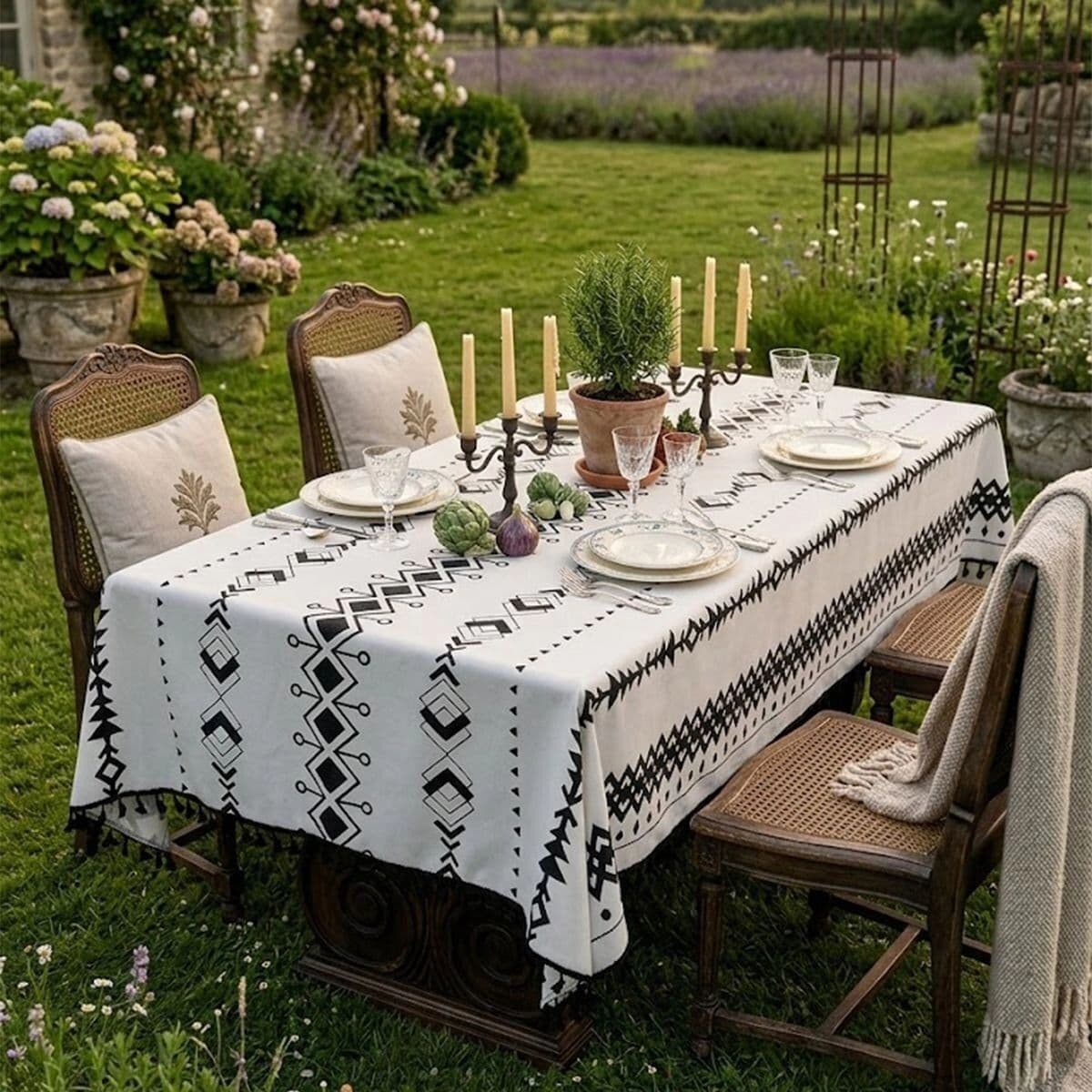 INF Fransige Polyester-Tischdecke – wasserabweisend, Schwarz-Weiß geometrisches Muster, rechteckig für Esstisch und 140 cm