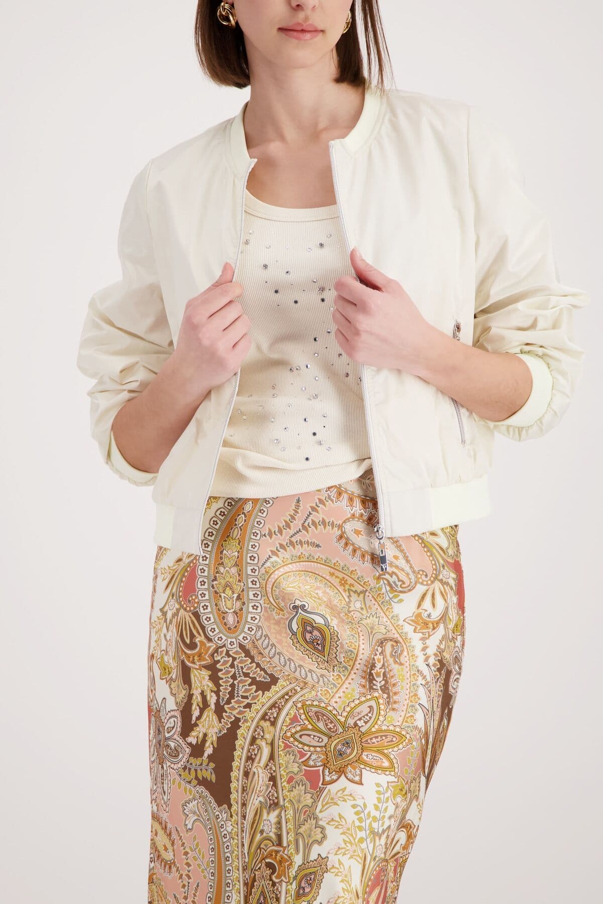 Bomberjacke MONARI "Jacke Nylon", Damen, Gr. 46, weiss (beige), Web, Obermaterial: 100% Polyester. Futter: 100% Polyester, clean, unifarben, regular fit taillenbedeckt, Rundhals, eingesetzt angesetztes Bündchen, Jacken Bomberjacke, mit Reissverschlusstasc
